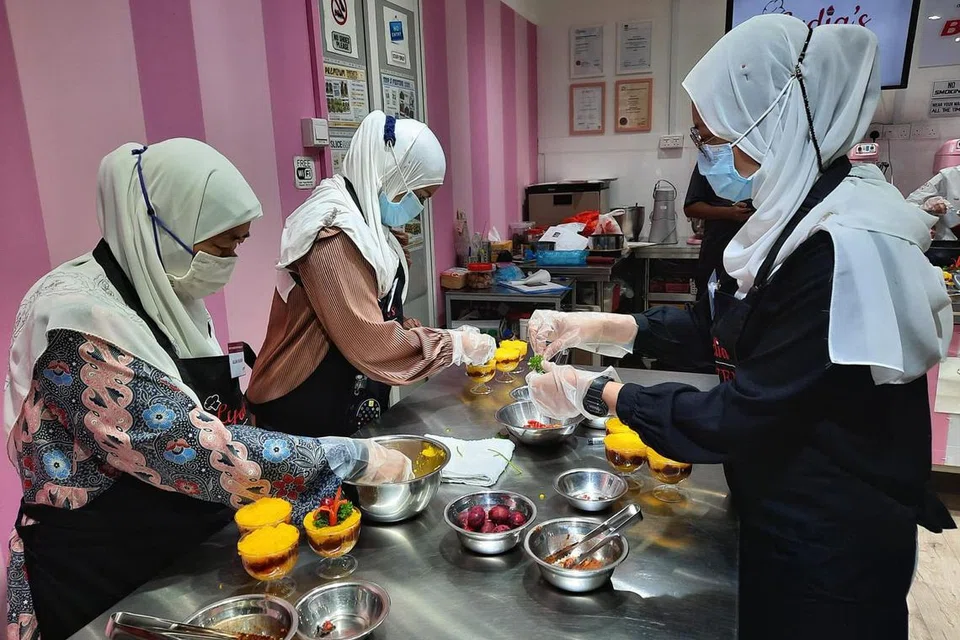 AMP menjalankan beberapa program untuk membantu keluarga susah, pelajar dan bekas pesalah.