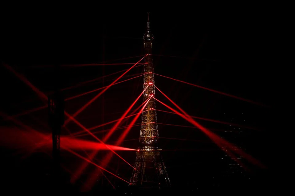 Gambar menunjukkan Menara Eiffel sewaktu ujian menjelang pembukaan Sukan Olimpik Paris.