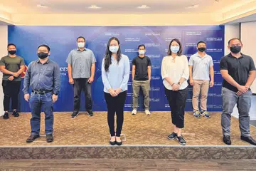 DEKATI DAN FAHAMI ISU BELIA: Sayap Belia Parti Pekerja diterajui Cik Nicole Seah (empat dari kiri) yang bertanding di GRC East Coast pada 2020. PSP (gambar bawah) pula baru-baru ini menganjurkan satu sesi 'Facebook live' yang membincangkan tentang dasar pendidikan di Singapura. 