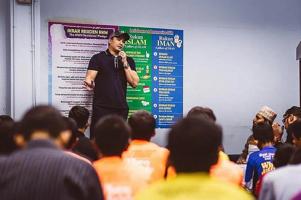 BERI SINAR HARAPAN: Aaron Aziz (kiri) meluangkan masa bagi kerja kebajikan dan memberi galakan kepada belia yang menetap di Rumah Kebajikan Muhammadiyah dengan harapan perkongsiannya akan memberi mereka semangat membina hidup baru. - Foto FACEBOOK AMRIN AMIN
