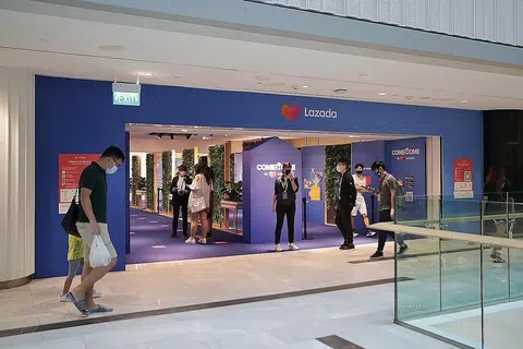 LAZADA BUKA KEDAI FIZIKAL: Lazada mengambil alih ruang tingkat tiga di Pusat Beli-Belah Raffles City yang pernah diduduki Robinsons. - Foto BH oleh GIN TAY