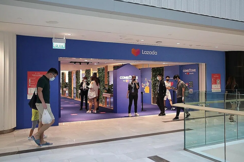 LAZADA BUKA KEDAI FIZIKAL: Lazada mengambil alih ruang tingkat tiga di Pusat Beli-Belah Raffles City yang pernah diduduki Robinsons. - Foto BH oleh GIN TAY