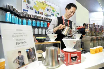 JADI SATU GAYA HIDUP: Dengan minum kopi kian menjadi satu gaya hidup, proses menyediakan minuman kopi menerusi kaedah 'hand drip' ini juga semakin 'bergaya', termasuk mengenakan pakaian kemas bertali leher.