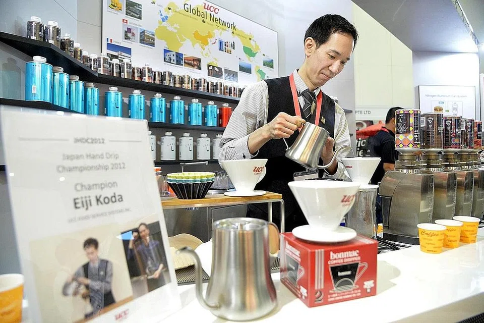 JADI SATU GAYA HIDUP: Dengan minum kopi kian menjadi satu gaya hidup, proses menyediakan minuman kopi menerusi kaedah 'hand drip' ini juga semakin 'bergaya', termasuk mengenakan pakaian kemas bertali leher.