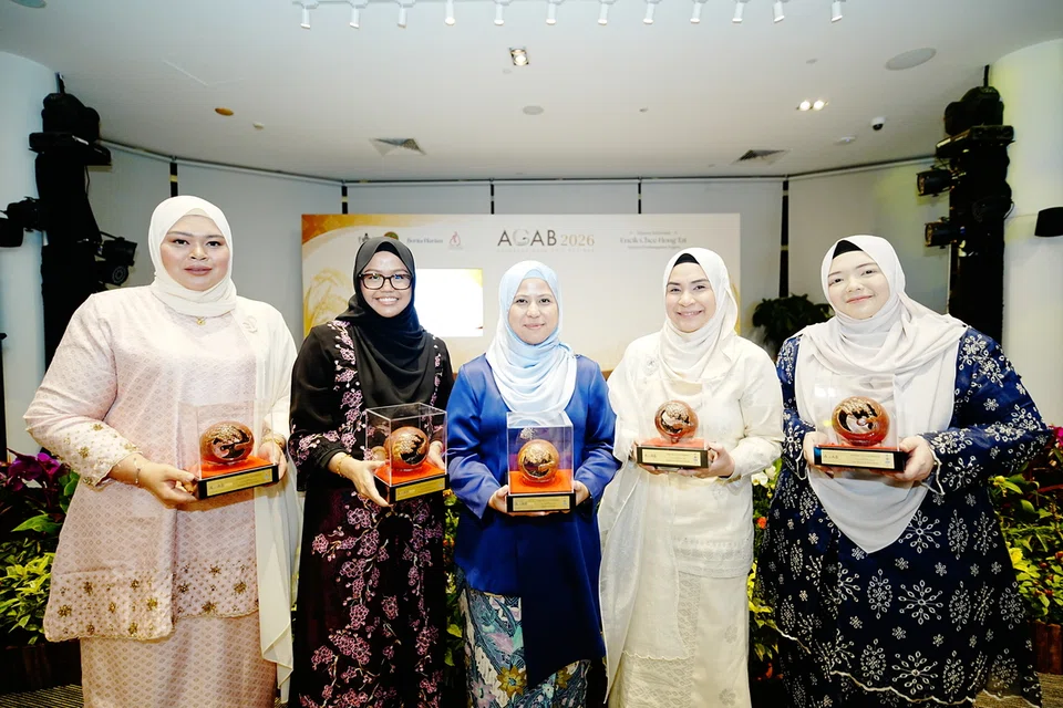 Lima pemenang Anugerah Guru Arif Budiman (Agab) 2026 terdiri daripada (dari kiri) Cik Syafiqah Md Anuar (Sekolah Menengah Meridian); Cik Nur Azirah Mohd Nor (Sekolah Rendah Cantonment); Cik Julaiha Haron (Sekolah Menengah Punggol); Cik Diana Mohamed Mazlan (Sekolah Rendah First Toa Payoh); dan Cik Nur Maizurah Rosle (Sekolah Tinggi Nan Chiau).