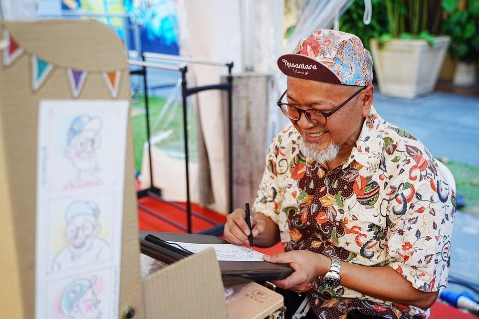 Faizal A Bakar mengambil masa kurang lima minit untuk menyiapkan lukisan tiga karikatur pelanggan.