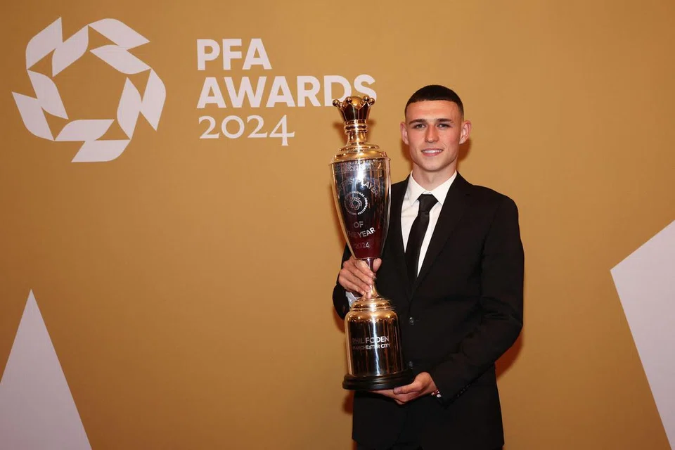 Pemain tengah Manchester City, Phil Foden (kanan), memenangi anugerah Pemain Terbaik, sementara pemain Chelsea, Cole Palmer (kiri), pula memenangi anugerah Pemain Muda Terbaik Tahunan, Persatuan Pemain Bola Sepak Profesional (PFA) bagi 2024. 
