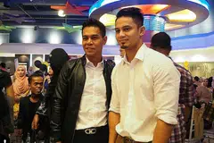 FILEM ARAHAN PERTAMA: Pelakon Fauzi Nawawi (kiri) bersama pelakon utama filem arahannya, 'Pak Pong', Hairul Azreen. Tayangan filem itu telah tertangguh selama lima tahun kerana masalah bajet. - Foto LAMAN INSTAGRAM#PAKPONG