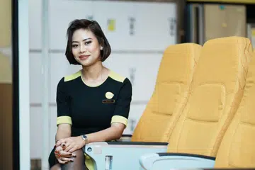 Cik Noor Seha Sayemi menikmati fleksibiliti sebagai kru kabin syarikat penerbangan Scoot, membolehkannya meluangkan masa berharga bersama lima orang anaknya.