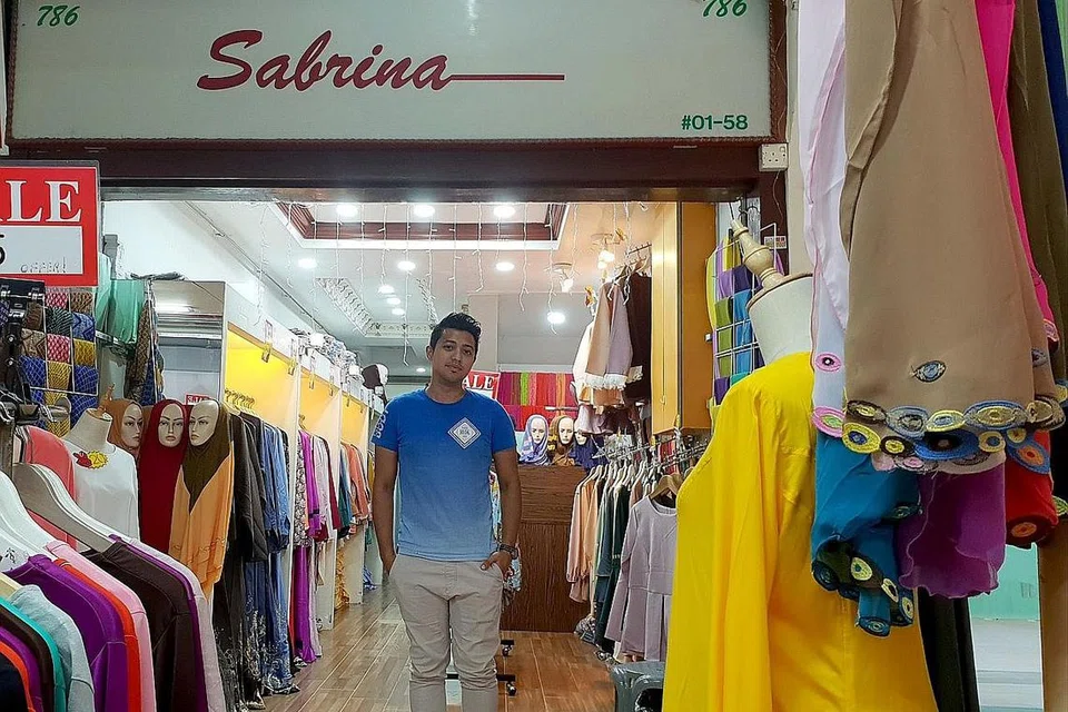 HARGA YANG DIMAMPUI: Pengurus Operasi kedai Sabrina, Encik Shahrazaf Khan, menyatakan harga tudung di kedainya dimampui ramai iaitu antara $5 dengan $15. - Foto BH oleh SRI AFIQAH AMIR