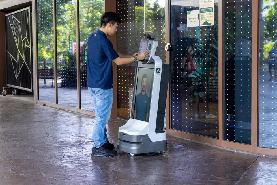 Robot ‘concierge’ memberi arahan, maklumat harga, dan cadangan jadual perjalanan kepada pengunjung.