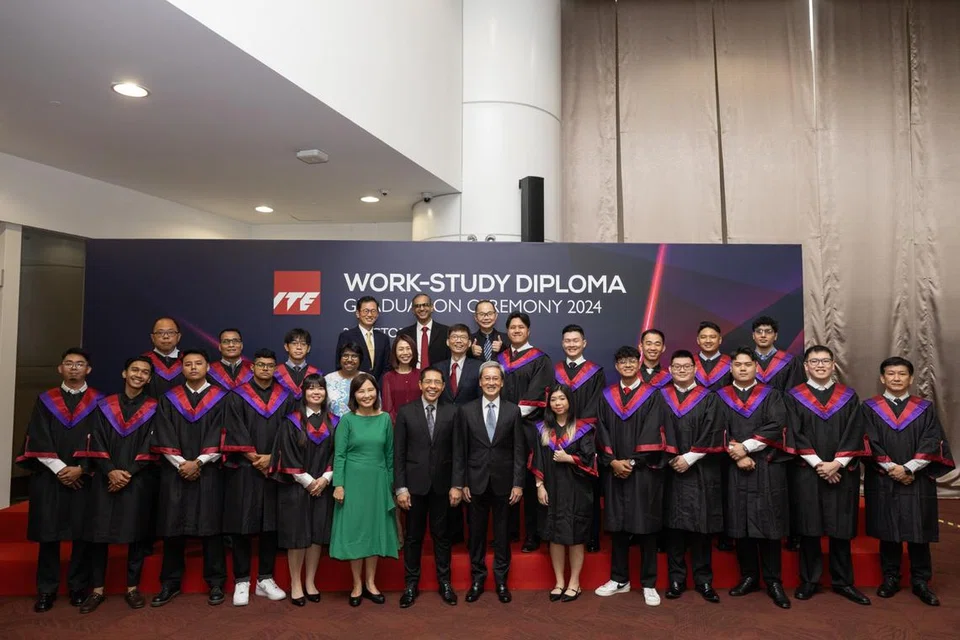 Menteri di Pejabat Perdana Menteri, yang juga Menteri Kedua (Pendidikan merangkap Ehwal Luar), Dr Mohamad Maliki Osman, bersama Anggota Lembaga Pengarah dan Pengurusan Kanan Institut Pendidikan Teknikal (ITE), dan 19 Pemenang Pingat Kursus di Majlis Penyampaian Sijil Diploma Bekerja dan Belajar ITE 2024.