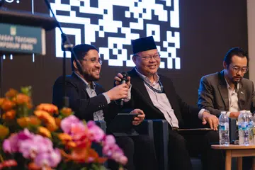 (Dari kiri) Profesor Madya Sains Komputer di Universiti Michigan-Flint, Dr Zahid Ali; Pengetua Madrasah Aljunied Al-Islamiah, Encik Herman Cher Ma’in; dan Pengarah Pembangunan Kemahiran AI di AI Singapore, Encik Koo Seng Meng, sewaktu perbincangan panel di Simposium Guru-Guru Madrasah pada 25 November 2025.