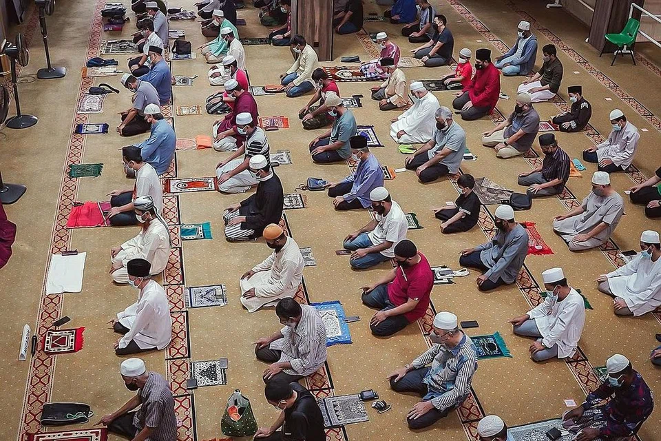 LEBIH BANYAK TEMPAT: Muis berkata lebih banyak ruang akan disediakan bagi solat Jumaat di masjid sekitar Singapura bermula Jumaat ini. Sebanyak 65,182 ruang akan ditawarkan bagi solat Jumaat setiap minggu, berbanding lebih 64,000 sebelum ini.