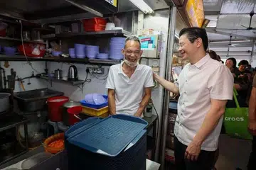 Perdana Menteri merangkap Menteri Kewangan, Encik Lawrence Wong (kanan) harap pakej sokongan kedua dapat beri rakyat Singapura lebih keyakinan diri.