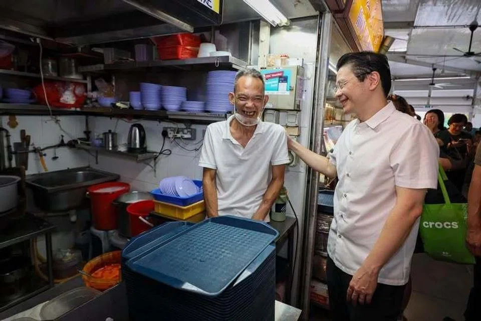 Perdana Menteri merangkap Menteri Kewangan, Encik Lawrence Wong (kanan) harap pakej sokongan kedua dapat beri rakyat Singapura lebih keyakinan diri.