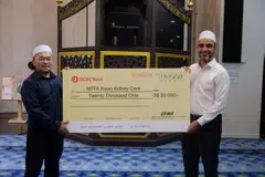 BANTU PESAKIT GINJAL: Pengerusi Eksekutif Masjid An-Nur, Encik Juraiman Rahim (kiri) memberi cek bernilai $20,000 kepada Pengarah Eksekutif Persatuan Derma Amanah Muslimin (MTFA), Dr Abdul Qader Al-Aidaroos, sebagai sumbangan dan sokongan kepada pesakit Ihsan Kidney Care (IKC).