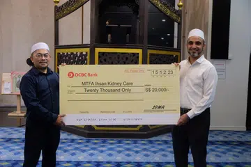 BANTU PESAKIT GINJAL: Pengerusi Eksekutif Masjid An-Nur, Encik Juraiman Rahim (kiri) memberi cek bernilai $20,000 kepada Pengarah Eksekutif Persatuan Derma Amanah Muslimin (MTFA), Dr Abdul Qader Al-Aidaroos, sebagai sumbangan dan sokongan kepada pesakit Ihsan Kidney Care (IKC).