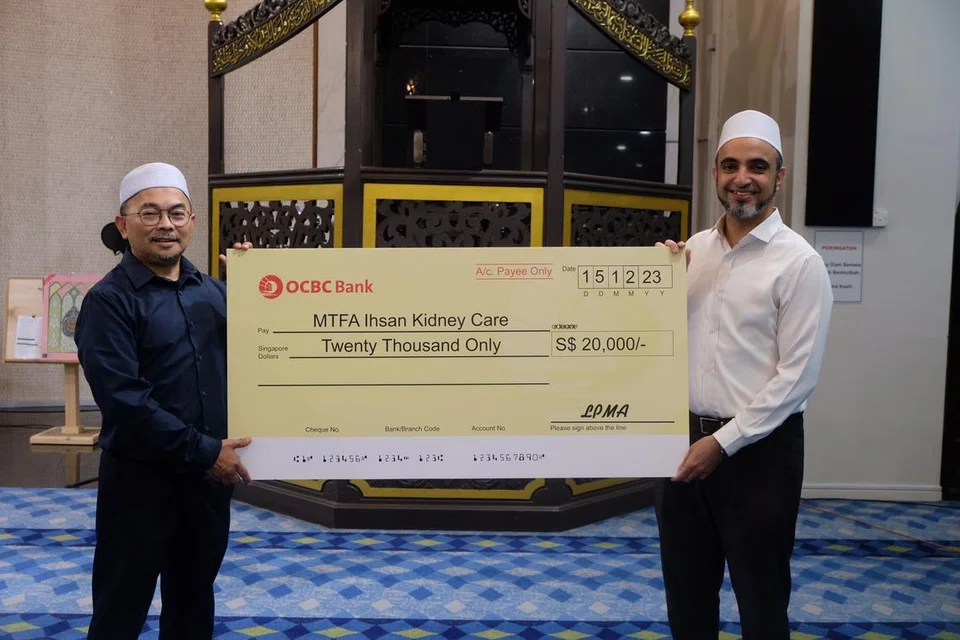 BANTU PESAKIT GINJAL: Pengerusi Eksekutif Masjid An-Nur, Encik Juraiman Rahim (kiri) memberi cek bernilai $20,000 kepada Pengarah Eksekutif Persatuan Derma Amanah Muslimin (MTFA), Dr Abdul Qader Al-Aidaroos, sebagai sumbangan dan sokongan kepada pesakit Ihsan Kidney Care (IKC).