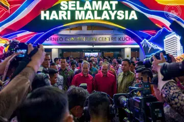 Perdana Menteri Malaysia, Datuk Seri Anwar Ibrahim (baju merah, kanan), bersama Yang di-Pertua Negeri Sarawak, Tun Dr Wan Junaidi Tuanku Jaafar (kiri), pada Majlis Sambutan Hari Malaysia 2026, yang berlangsung di Pusat Konvensyen Borneo Kuching (BCCK), di Sarawak, pada malam 16 September.