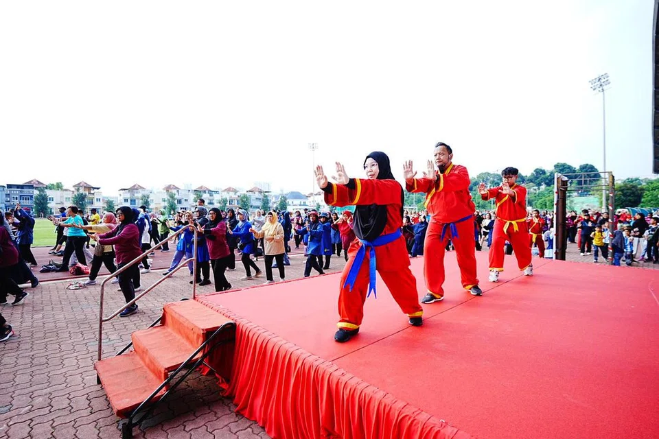 CATAT REKOD: Antara kegiatan yang diadakan pada acara tersebut termasuk senaman memanaskan badan gaya silat, yang berjaya diiktiraf ke dalam Buku Rekod Singapura bagi jumlah peserta paling ramai melakukannya iaitu 508 peserta.