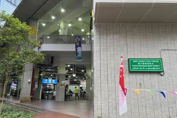 TURUT TERJEJAS: Pusat Makanan Amoy Street adalah antara lokasi pusat penjaja yang terjejas dengan kenaikan bayaran perkhidmatan dan penyenggaraan.