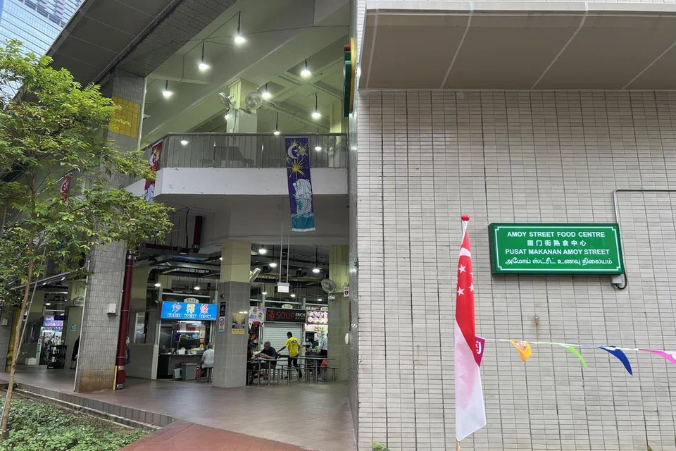 TURUT TERJEJAS: Pusat Makanan Amoy Street adalah antara lokasi pusat penjaja yang terjejas dengan kenaikan bayaran perkhidmatan dan penyenggaraan.