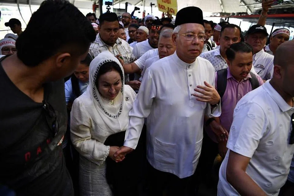 TURUT SERTA: Datuk Seri Najib Razak dan isteri, Datin Seri Rosmah Mansor, menaiki LRT ke Dataran Merdeka untuk menyertai bantahan ICERD.