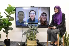 RANCAK: Ketua Kajian Forex Pasaran Global Maybank Group Encik Saktiandi dan peniaga Cik Roziah Adon menyertai perbincangan secara maya mengenai kos sara hidup yang meningkat dengan Penolong kepada Editor Berita Harian Cik Norhaiza Hashim (gambar kanan). - Foto BH oleh DESMOND WEE