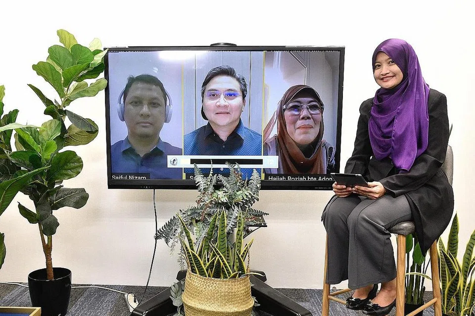 RANCAK: Ketua Kajian Forex Pasaran Global Maybank Group Encik Saktiandi dan peniaga Cik Roziah Adon menyertai perbincangan secara maya mengenai kos sara hidup yang meningkat dengan Penolong kepada Editor Berita Harian Cik Norhaiza Hashim (gambar kanan). - Foto BH oleh DESMOND WEE