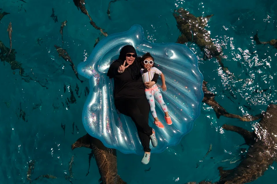 Meskipun memerlukan caj tambahan untuk sesi foto khas, penulis tidak melepaskan peluang merakam detik berharga bersama anak saudaranya yang berusia tiga tahun sambil terapung di tengah-tengah habitat jerung di Shark Bay, Maldives.