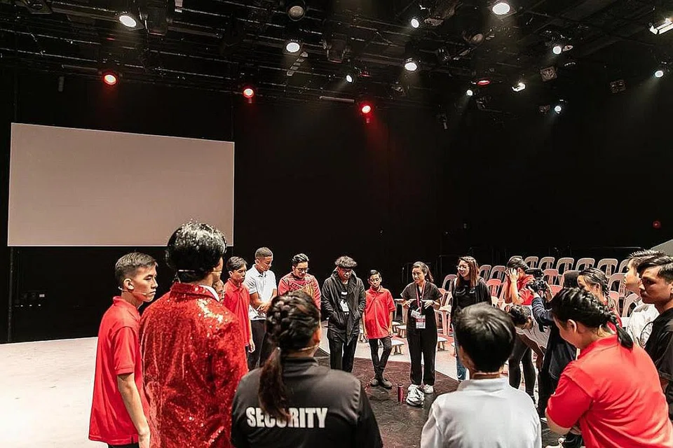 TAKLIMAT SEBELUM PERSEMBAHAN: Cik Izzaty (dua dari kanan) memberi kata-kata perangsang sebelum persembahan 'The Block Party', oleh Teater Masyarakat di Esplanade tahun lalu. - Foto ihsan IZZATY ISHAK 