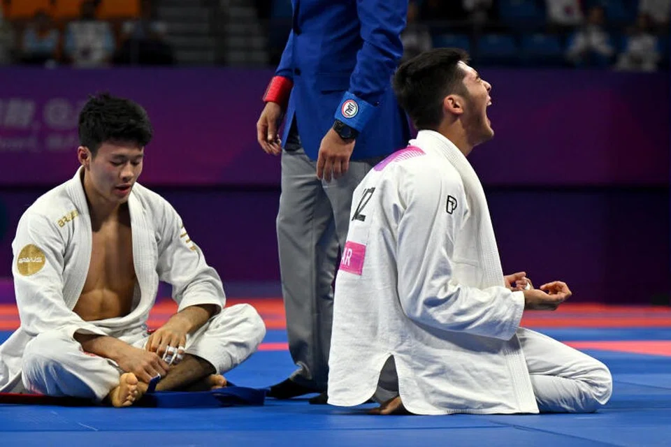 TERLEPAS PINGAT: Atlet jiu-jitsu Singapura Noah Lim (kiri) kelihatan kecewa nyaris tewas 0-2 dalam perlawanan pingat gangsa acara bawah 69 kilogram lelaki di tangan Aldiyar Serik dari Kazakhstan.