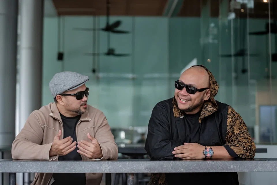 ‘Syed Mahdzar (kiri) dan Atrez (kanan), mengaku AI mengganggu ‘periuk nasi’ tetapi artis perlu terus berjuang untuk menghasilkan karya yang tulis dan tulen. 