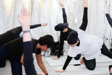 KEKAL CERGAS, BUAT PENYESUAIAN: Peserta kelas kecergasan di Nawal Haddad Fitness. - Foto ihsan NAWAL ALHADDAD