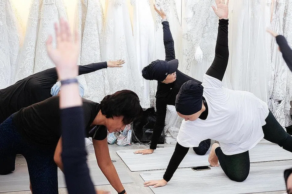 KEKAL CERGAS, BUAT PENYESUAIAN: Peserta kelas kecergasan di Nawal Haddad Fitness. - Foto ihsan NAWAL ALHADDAD