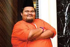 PENGHORMATAN TERAKHIR: Ribuan jemaah datang besolat jemaah untuk jenazah Allahyarham Syed Umar Mokhtar Syed Mohd Ridzuan, 32 tahun, atau lebih dikenali sebagai Abam Bocey, di masjid berdekatan kediamannya di Kampung Sungai Salak, Jalan Gombak.