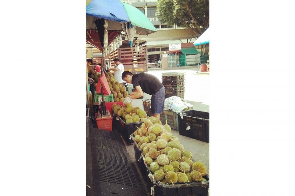 LAMBAKAN DURIAN DI SANA SINI: Durian kampung yang dijual semurah $2 sebiji, dapat dilihat di kedai-kedai durian termasuk di Geylang ini. - Foto BH oleh SAINI SALLEH