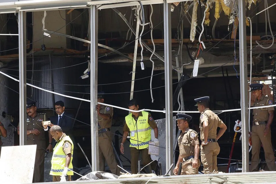 TINJAU KEROSAKAN: Pegawai polis melakukan siasatan di hotel mewah Shangri-La yang juga menjadi sasaran serangan. - Foto EPA-EFE