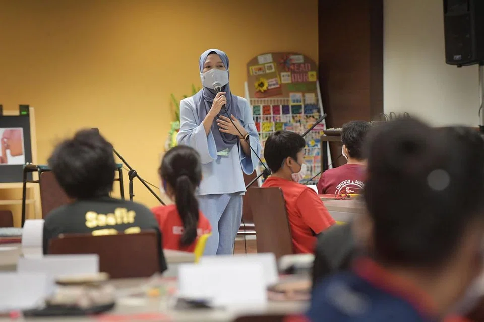 AJAR KEPENTINGAN PERANCANGAN: Wartawan Shahida Sarhid, yang juga hos podcast Berita Harian #NoTapis, mengongsi cara-cara menulis kandungan podcast bersesuaian dengan cita rasa pelajar. Perancangan yang teliti, nasihat beliau, akan menjadikan podcast lebih lancar didengar dan mudah dihadam pelajar lain. - Foto BH oleh ALPHONSUS CHERN