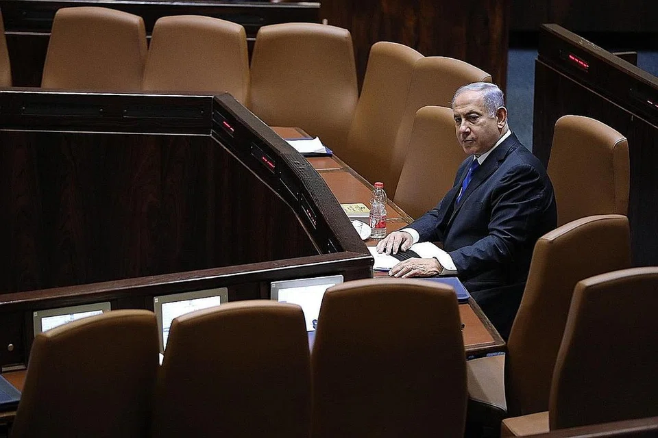 DITUMBANGKAN: Encik Benjamin Netanyahu (atas) kelihatan sugul selepas terpaksa menundurkan diri selepas 12 tahun menjadi perdana menteri Israel. - Foto EPA-EFE