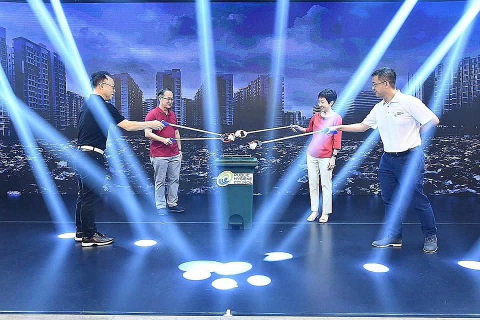 PERANGI PEMBUANGAN SAMPAH MERATA-RATA: (dari kiri) Pengarah Eksekutif PHC, Encik Tony Tan; Pengerusi Penyelaras bagi Majlis Bandar PAP, Encik Lim Biow Chuan; Cik Fu, dan Ketua Pegawai Eksekutif Agensi Sekitaran Kebangsaan (NEA), Encik Tan Meng Dui hadir bagi majlis pelancaran kempen 'Keep Clean, Singapore' yang diadakan secara maya. - Foto MAJLIS KEBERSIHAN AWAM.