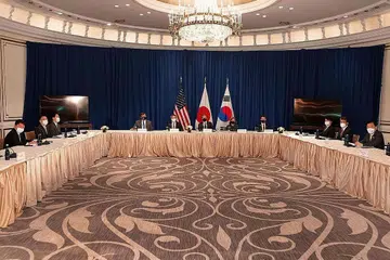 RUNDING PELBAGAI ISU: Setiausaha Negara AS, Encik Antony Blinken (tengah) bertemu Menteri Luar Jepun, Encik Toshimitsu Motegi (paling kiri) dan Menteri Luar Korea Selatan, Encik Chung Eui-yong (paling kanan) di luar sidang perhimpunan agung PBB di New York. - Foto AFP