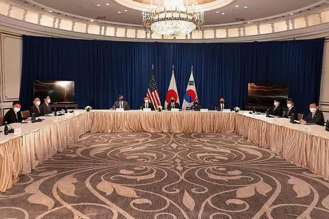 RUNDING PELBAGAI ISU: Setiausaha Negara AS, Encik Antony Blinken (tengah) bertemu Menteri Luar Jepun, Encik Toshimitsu Motegi (paling kiri) dan Menteri Luar Korea Selatan, Encik Chung Eui-yong (paling kanan) di luar sidang perhimpunan agung PBB di New York. - Foto AFP