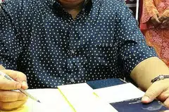 CATAT PERISTIWA MENARIK: Lat dengan buku biografinya, 'My Life and Cartoons', yang telah dilancarkan di Kuala Lumpur dan akan dilancarkan pula di Singapura pada 10 Disember ini. - Foto-foto SAODAH ISMAIL