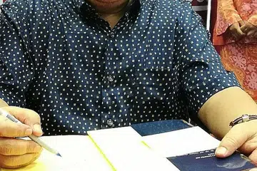 CATAT PERISTIWA MENARIK: Lat dengan buku biografinya, 'My Life and Cartoons', yang telah dilancarkan di Kuala Lumpur dan akan dilancarkan pula di Singapura pada 10 Disember ini. - Foto-foto SAODAH ISMAIL