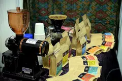 KOPI INDONESIA: Bungkusan kopi keluaran Indonesia dan peralatan menyediakan minuman kopi.