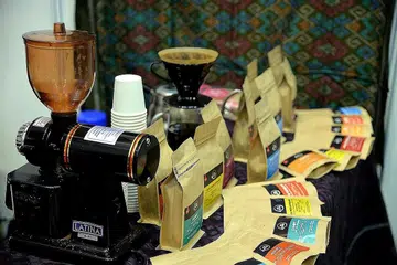 KOPI INDONESIA: Bungkusan kopi keluaran Indonesia dan peralatan menyediakan minuman kopi.