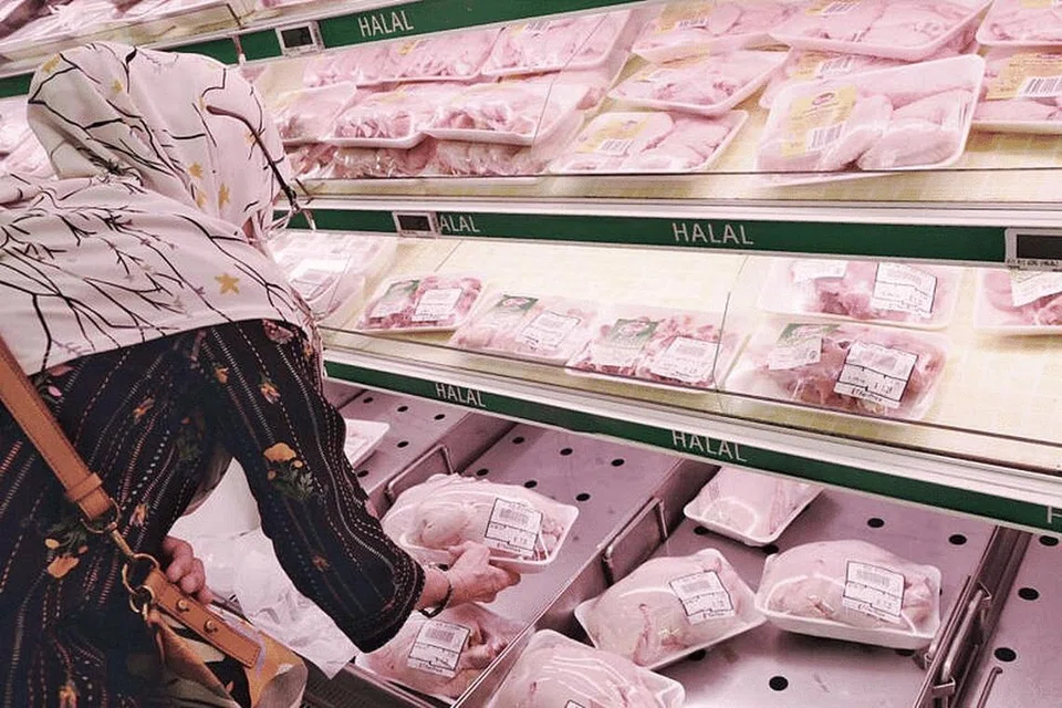 AYAM HIDUP KEMBALI: Penduduk negara ini dijangka dapat membeli ayam segar dari Malaysia mulai esok selepas empat bulan Malaysia menghentikan eksport ayam hidup ke Singapura.