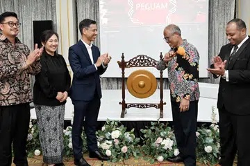 (Dari kiri) Pengerusi PEGUAM, Encik Imran Rahim; Pengerusi Casa Raudha, Cik Shahrany Hassan; Ketua Pegawai Eksekutif (CEO) SingPost bagi urus niaga Singapura, Encik Shahrin Abdol Salam; Menteri Bertanggungjawab bagi Ehwal Masyarakat Islam, Encik Masagos Zulkifli Masagos Mohamad; dan Pengarah Urusan Abdul Rahman Law Corporation, Encik Abdul Rahman Mohd Hanipah.